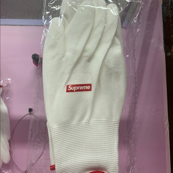 Supreme Other - NWT Authentic Supreme Gloves